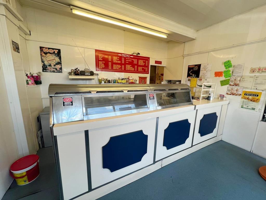 Lot: 119 - MIXED COMMERCIAL AND RESIDENTIAL INVESTMENT PROPERTY - Fish & Chip shop main service and sale counter area